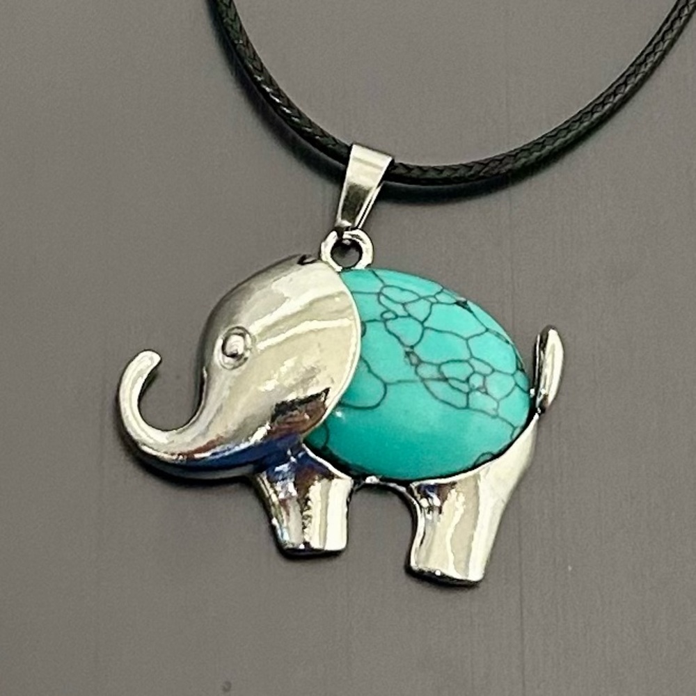 Blue Howlite Natural Stone Elephant Shaped Pendant Necklace Healing Gemstone - Picture 2 of 3
